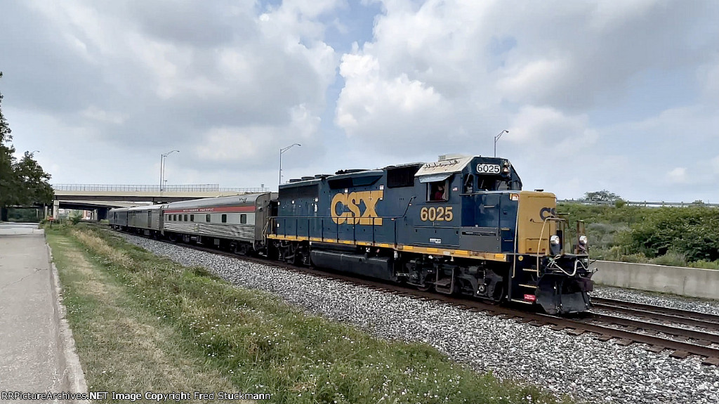 CSX 6025 leads the W001-19.